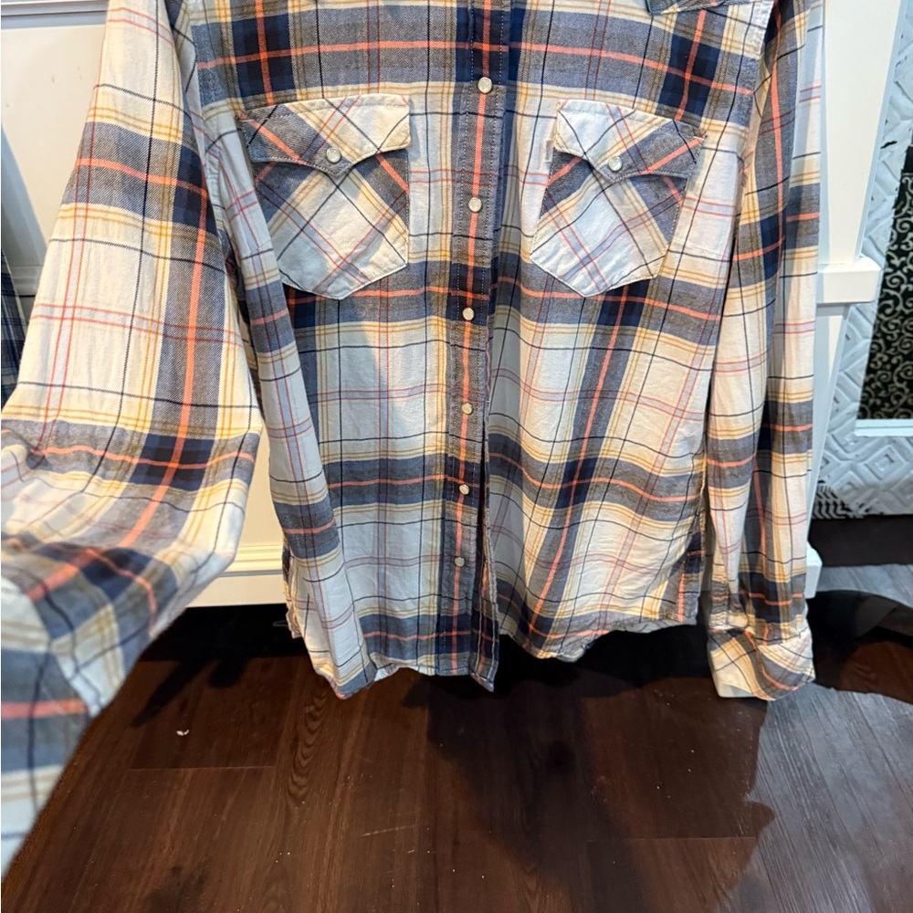 Women’s Levi Flannel Plaid Button-Up Shirt